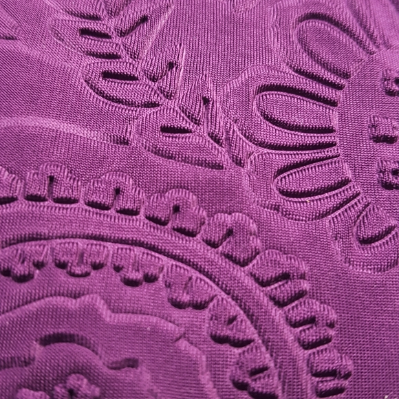 TAHARI Size S Soft Lightweight Embossed Pattern Blouse - Picture 4 of 5